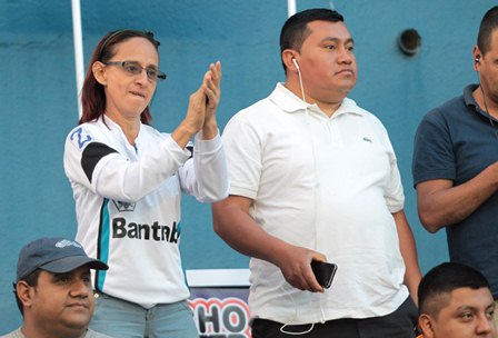 Aficionados cremas presencian el duelo contra Antigua GFC en el estadio Doroteo Guamuch Flores. (Foto Prensa Libre: Norvin Mendoza).