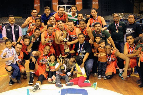 Los campeones de Barberena posan con el trofeo. (Foto Prensa Libre: Cortesía CDAG)