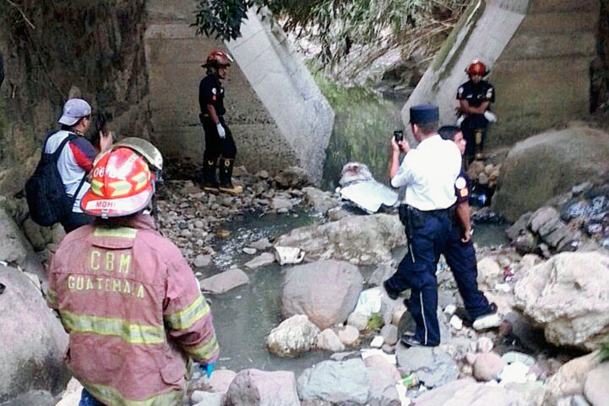 Restos humanos fueron localizado en un río de aguas servidas en Santa Catarina Pinula. (Fotografía Prensa Libre: Erick Ávila).