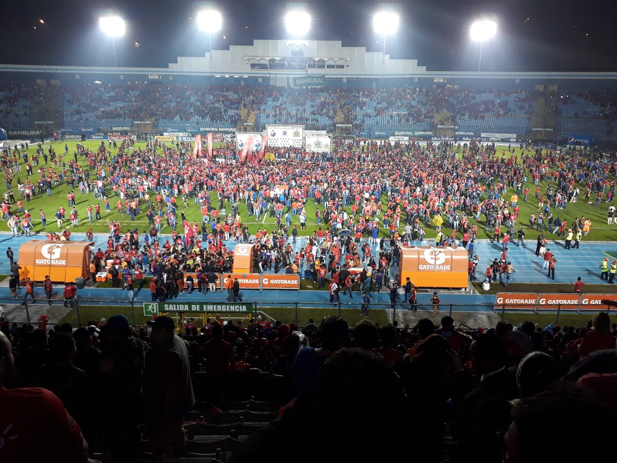 La afición invadió la cancha y no se pudo entregar la copa al campeón. (Foto Prensa Libre: Norvin Mendoza)