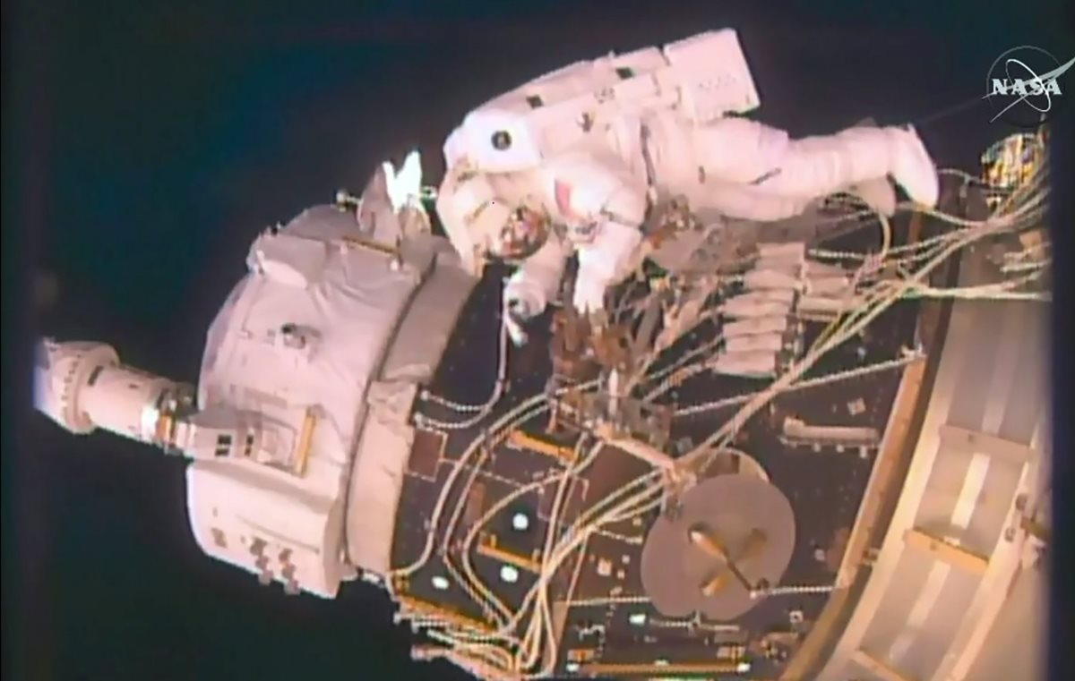 Dos astronautas durante una incursión al espacio. (Foto Prensa Libre: AFP)