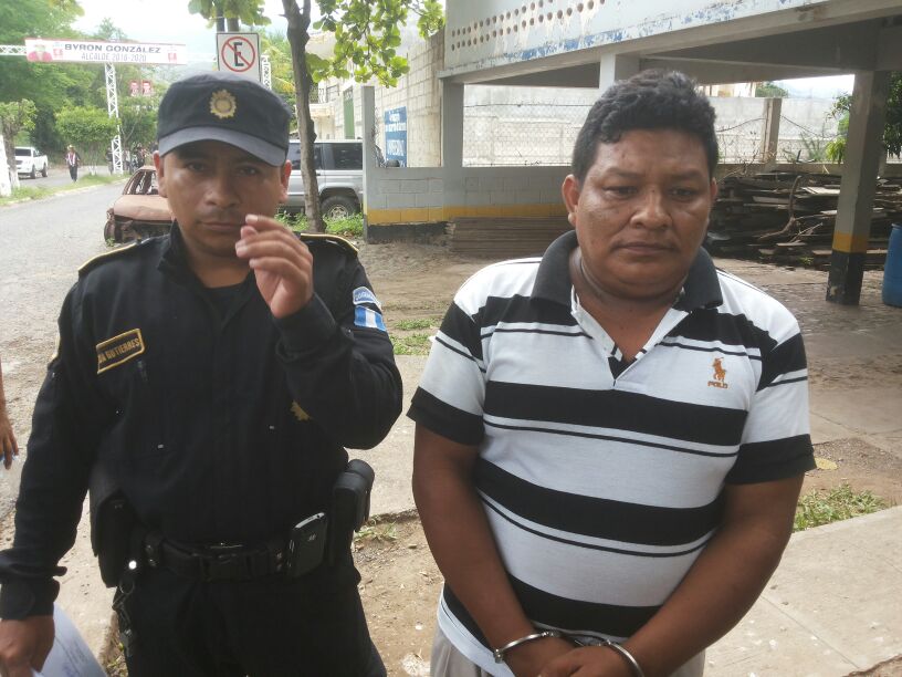 Édgar Estuardo Manchamé Vásquez fue capturado por la PNC cuando salía de un autohotel en Camotán, Chiquimula, con una niña de 13 años. (Foto Prensa Libre: Edwin Paxtor)