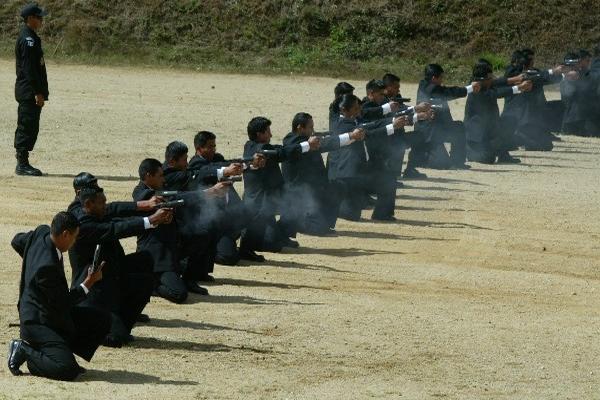 Agentes de la SAAS practican tiro.