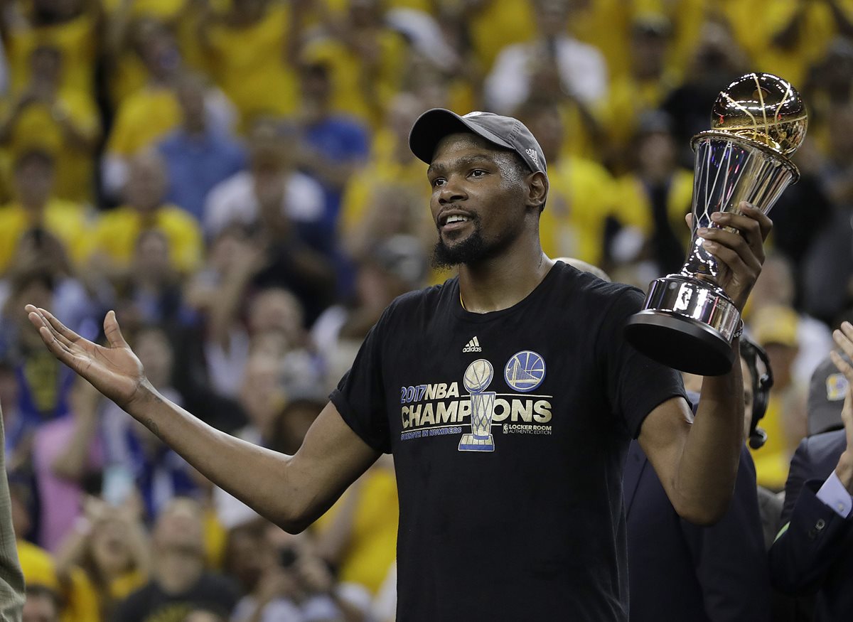 Kevin Durant seguirá con los Golden State Warrios, campeones de la NBA. (Foto Prensa Libre: AP)