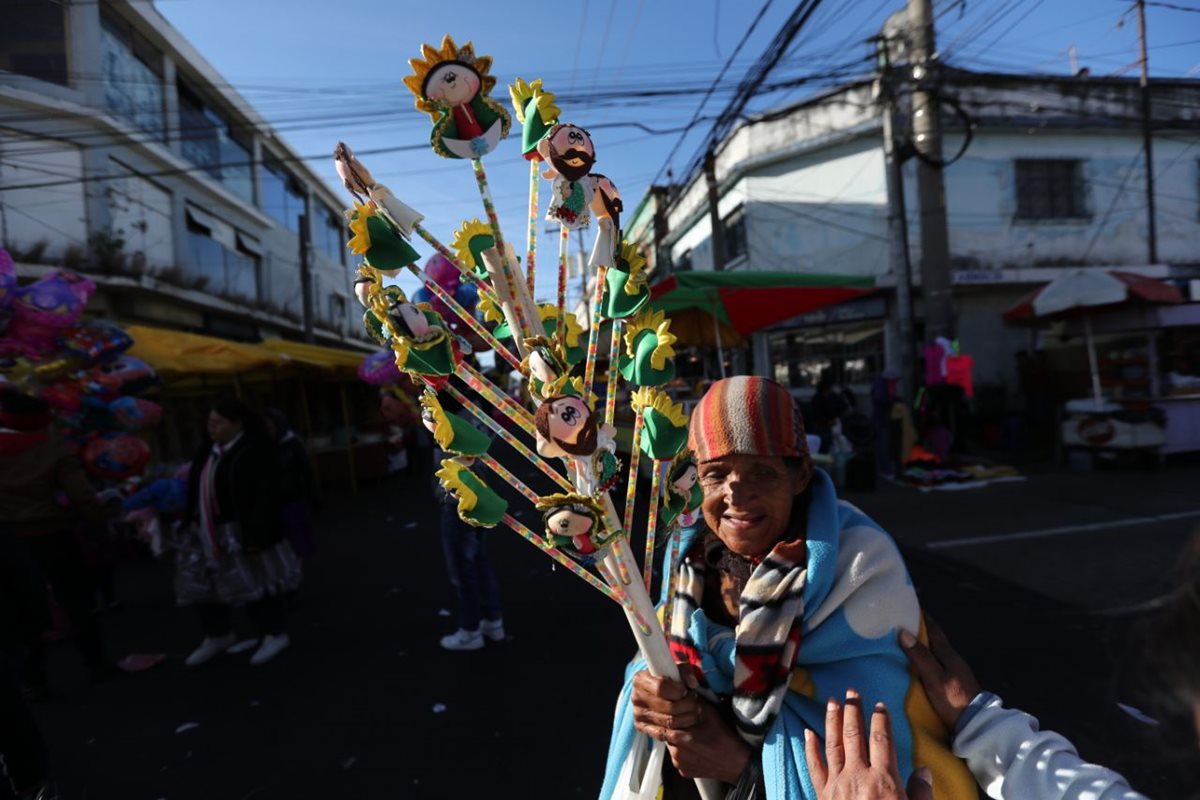 Por las actividades y ventas instaladas alrededor del Santuario de Guadalupe fueron cerradas calles y avenidas. (Foto Prensa Libre: Paulo Raquec)