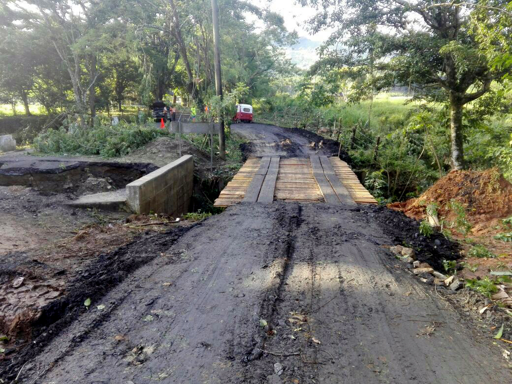 Un puente de madera sirve de paso temporal en Playa Dorada, Los Amates, Izabal, luego de un socavamiento. (Foto Prensa Libre: Dony Stewart)