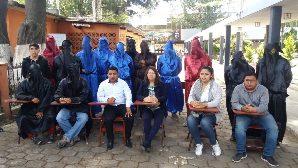 Integrantes del Comité de Huelga mostraron su apoyo a la Asociación de Estudiantes de Occidente. (Foto Prensa Libre: Fred Rivera)