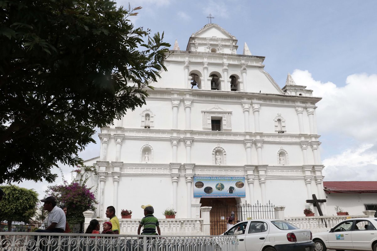 Comité y párroco solicitan apoyo para la remodelación de la iglesia de San Cristóbal Verapaz. (Foto Prensa Libre: Eduardo Sam)