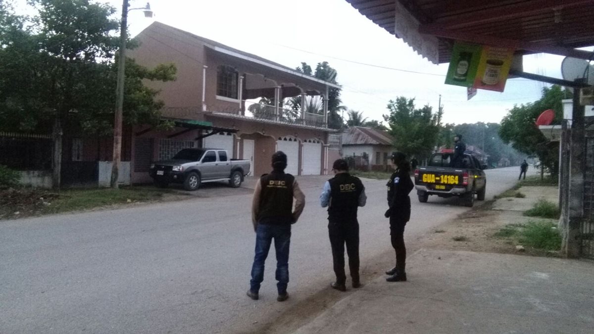 Agentes policiales resguardan viviendas allanadas en La Libertad, Petén, (Foto Prensa Libre: PNC)