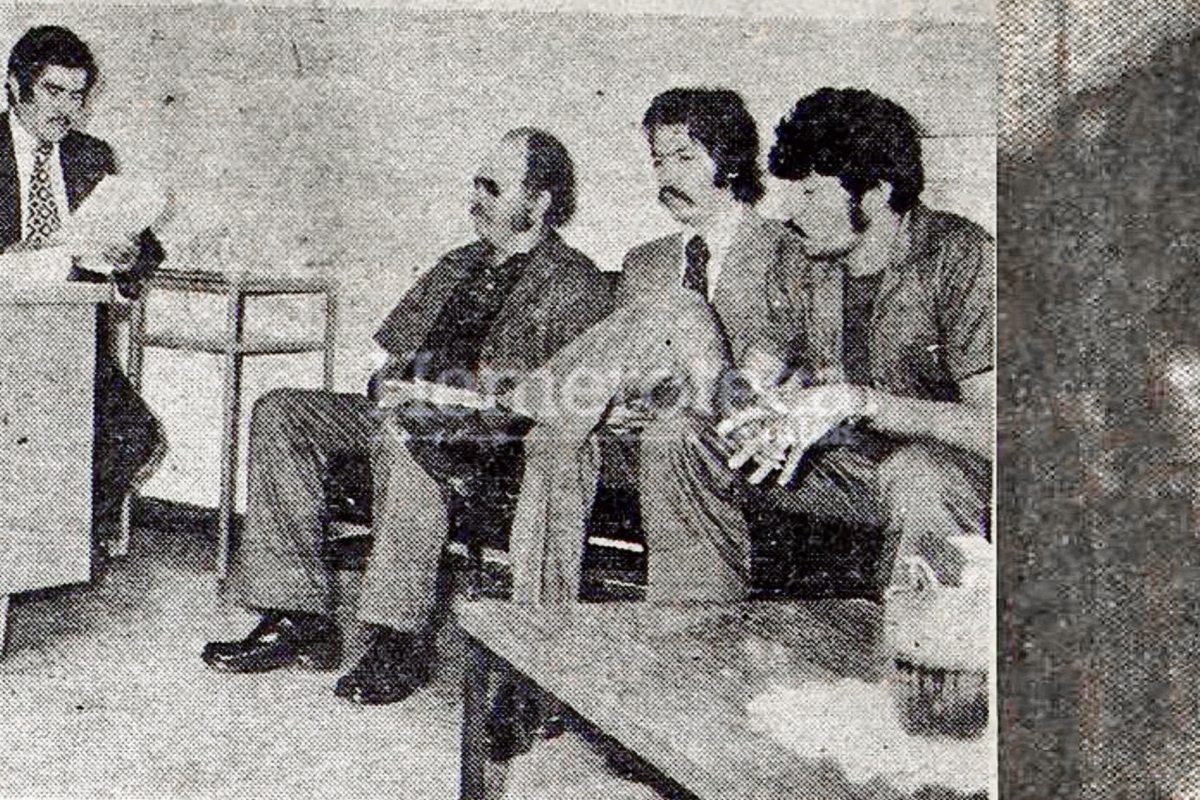 El 6 de julio de 1977 licenciado Rodrigo Herrera Moya, juez de?cimo de primera instancia leen la sentencia a Vi?ctor Manuel de Leo?n Chaco?n y Mario Ernesto Galda?mez Cabrera, quienes aparecen acompan?ados de su abogado defensor.Foto HemerotecaPL.