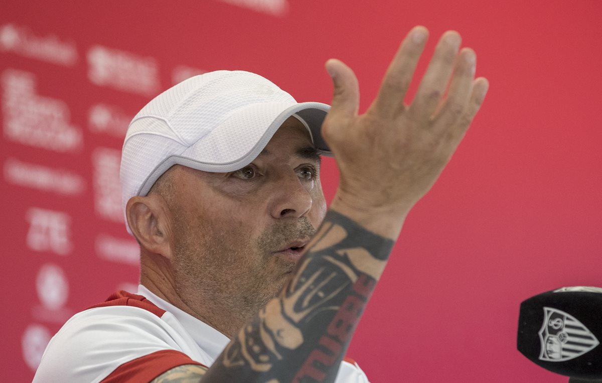 Jorge Sampaoli habla durante la conferencia de prensa de este viernes, en Sevilla. (Foto Prensa Libre: EFE)