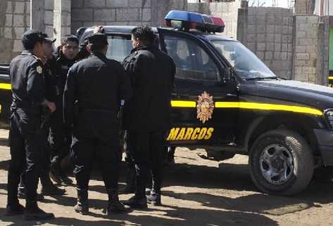 Un grupo de policías dialoga sobre la situación de "angustia" que viven en San Marcos. Inserta la subestación de Comitancillo, que quedó cerrada después de que reconcentraron al personal.