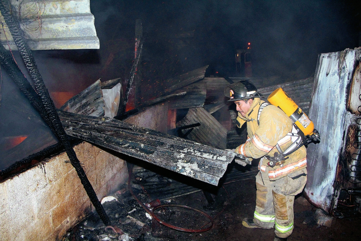 Socorrista trabaja  en control de incendio en vivienda del sector Recuerdo Ocosito, Retalhuleu. Foto Prensa Libre: Rolando Miranda)