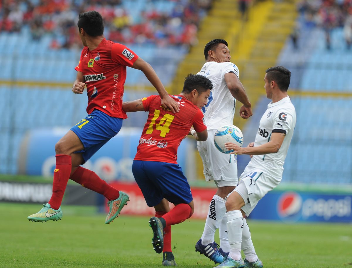 Comunicaciones agudizó la crisis de Municipal en el futbol nacional. (Foto Prensa Libre: Óscar Felipe)