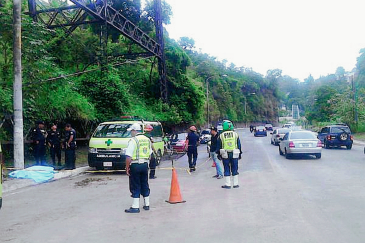 El cuerpo del hombre quedó a un costado de la carretera en la Calzada La Paz. (Foto Prensa Libre: Amilcar Montejo, PMT)