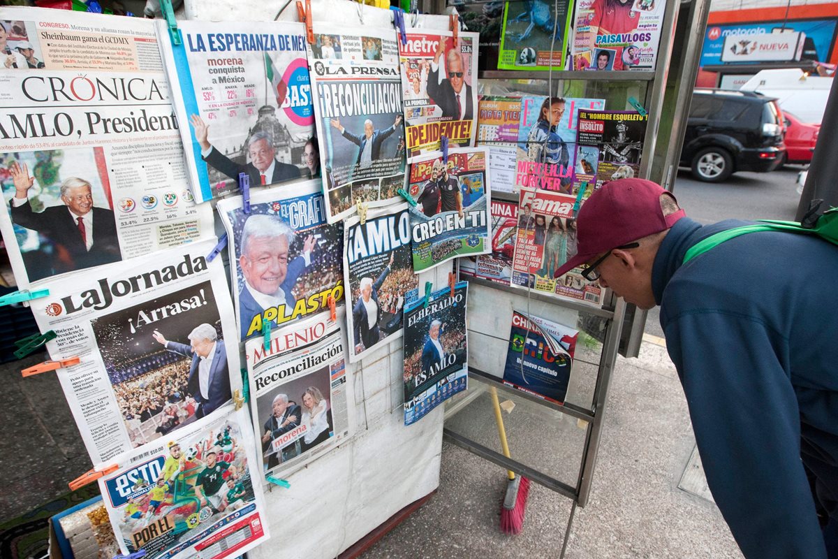Los periódicos destacan en sus portadas los resultados de las elecciones presidenciales en México. (AFP).
