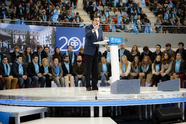 <span>Mariano Rajoy,</span> <span class="hps">da</span> <span class="hps">un discurso durante</span> <span (Foto Prensa Libre: AP)class="hps">un acto de campaña</span> <span class="hps">en </span><span class="hps">Madrid,</span> <span class="hps">España</span><span>.</span>