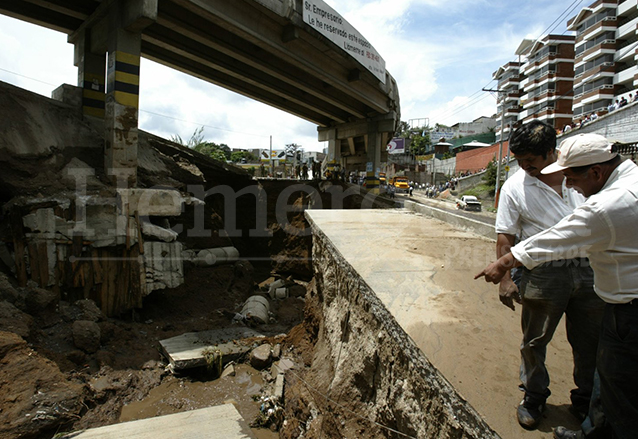 En menos de un año el puente de El Caminero colapsó por las intensas lluvias. Foto del 29/6/2003. (Foto: Hemeroteca PL)