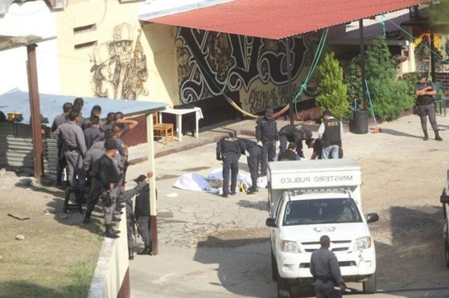 Fiscales del MP realizan pesquisas por la muerte de tres reos en el Preventivo en la zona 18, en mayo último. (Foto Prensa Libre: Hemeroteca PL)