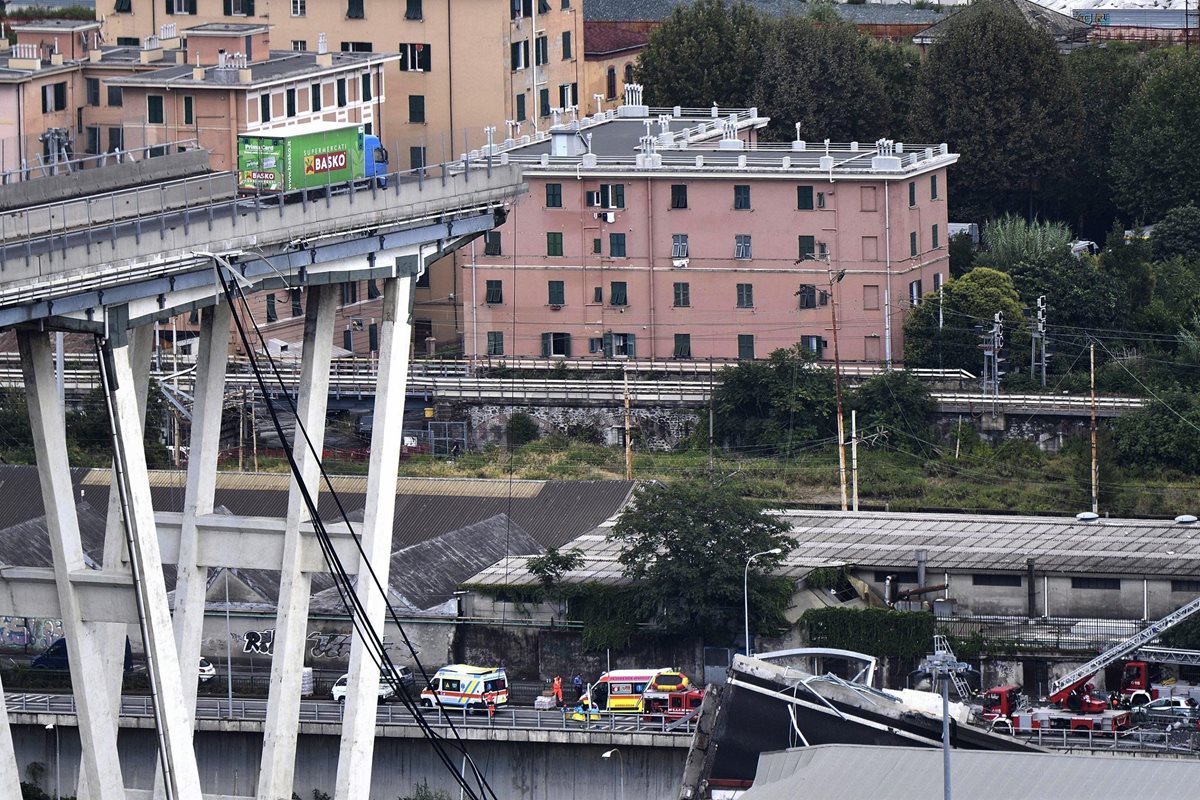 Un camión permanece al borde del viaducto derrumbado  que deja 30 muertos en en Génova, Italia.(EFE)