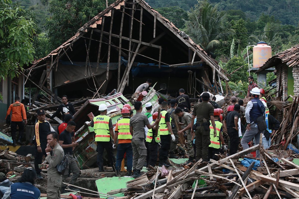 Rescatistas buscan sobrevivientes en el sur de  Sumatra, después del paso del  tsunami.