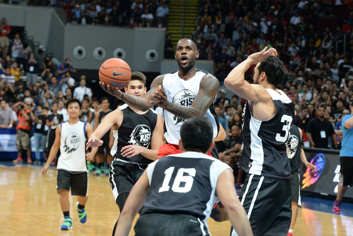 LeBron James durante un partido de exhibición con los jóvenes en Manila. (Foto Prensa Libre: AFP)