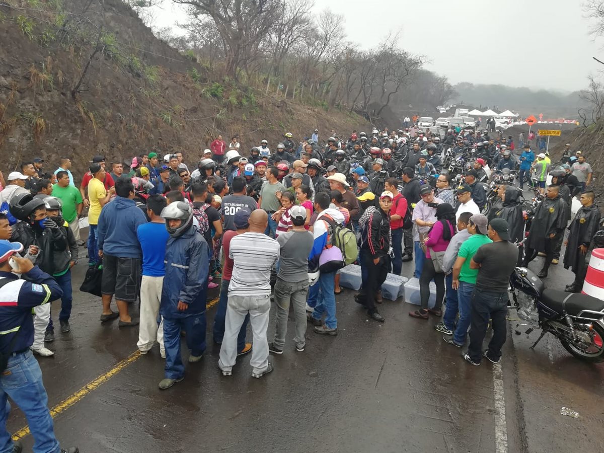 Motoristas intentaron pasar por la RN14, en Escuintla, pero vecinos lo impidieron. (Foto Prensa Libre: Carlos Enrique Paredes)