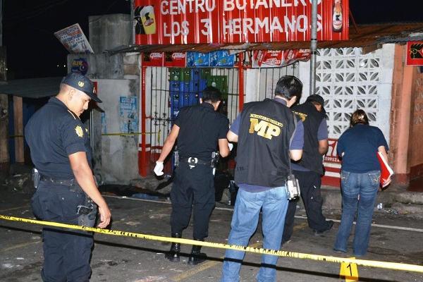 Agentes de la Policía y Ministerio Público examinan la escena del crimen en San Marcos.