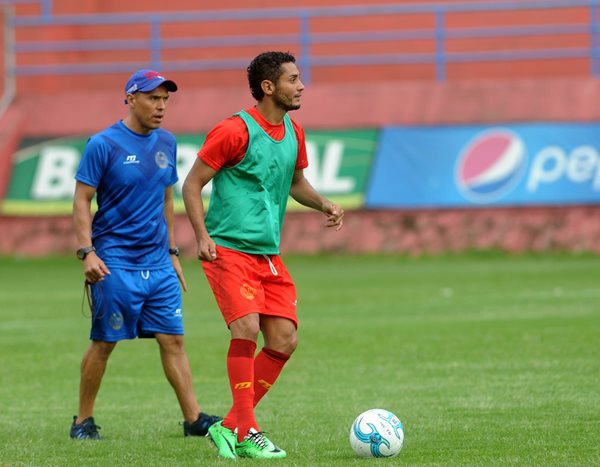 Edi Danilo Guerra (d) domina el esférico en el entreno que Municipal desarrolló esta mañana en el estadio Manuel Felipe Carrera (Foto Prensa Libre: Edwin Fajardo)