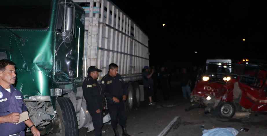 Al menos durante media hora trabajaron socorristas, para poder liberar a los heridos y a la mujer que murió en el accidente. (Foto Prensa Libre: Víctor Chamalé)