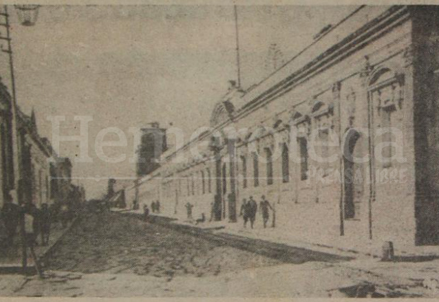 La novena avenida vista desde la 10a. calle, en primer lugar aparece el edificio de la Universidad, hoy museo. (Foto: Hemeroteca PL)