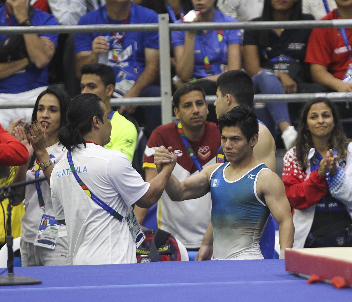 Jorge Vega y su entrenador Rodman Murga, después de su rutina de piso, en Barranquilla 2018. (Foto Prensa Libre: Cortesía ACD)