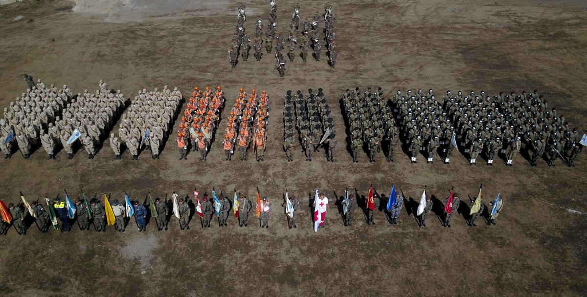 Instituciones que colaboraron con labores de búsqueda y rescate en la zona afectada por la erupción del Volcán de Fuego reicibieron un homenaje. (Foto Prensa Libre: Gobierno de Guatemala)