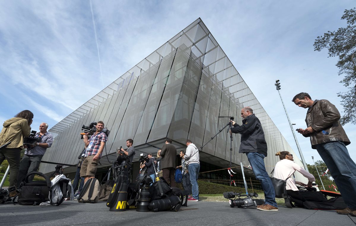 Los periodistas esperaron afuera de la sede de la Fifa, la conferencia de Prensa de Blatter. (Foto Prensa Libre: AFP)