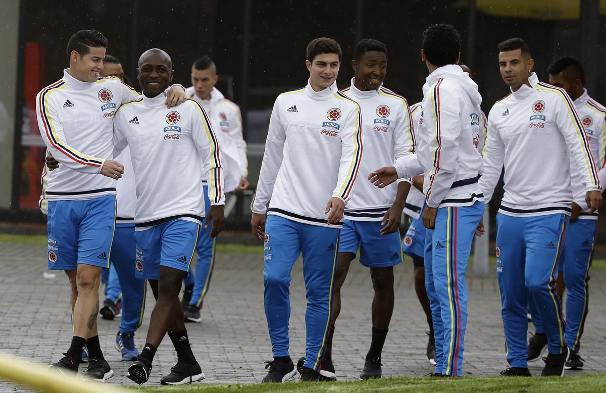 James Rodríguez comparte con Pablo Armero durante la concentración de la selección cafetera. (Foto Prensa Libre: AFP)