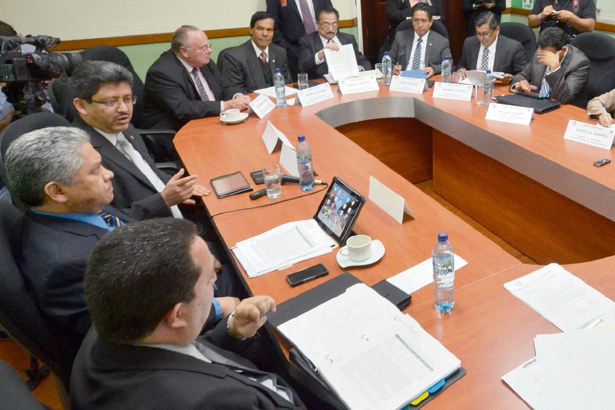 El superintendente Omar Franco y miembros del Directorio acudieron ayer a una citación de la UNE al Congreso.  (Foto Prensa Libre: José Castro)
