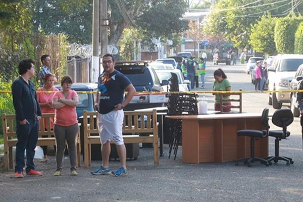 Vecinos de seis inmuebles de la zona 2 se vieron obligados a desalojar sus casas en la colonia El Zapote, zona 2. (Foto Prensa Libre: Estuardo Paredes)<br _mce_bogus="1"/>