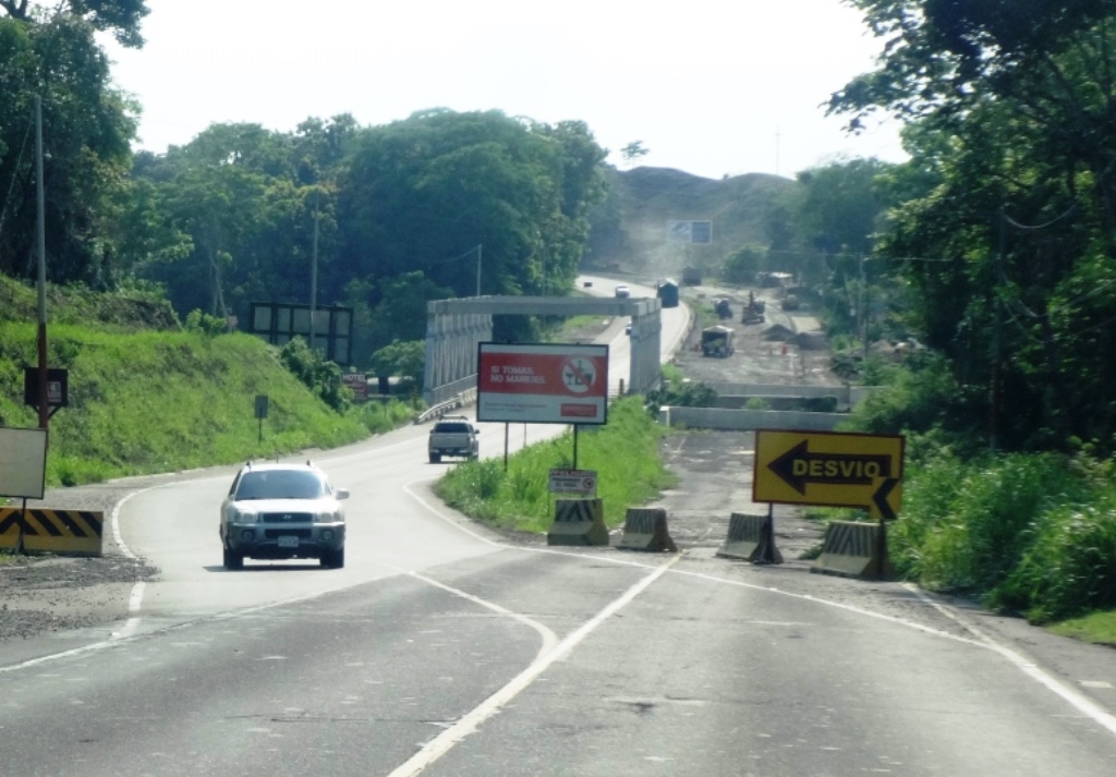 La construcción de la carretera está detenida con menos de la mitad de la obra.(Foto Prensa Libre: Omar Méndez)