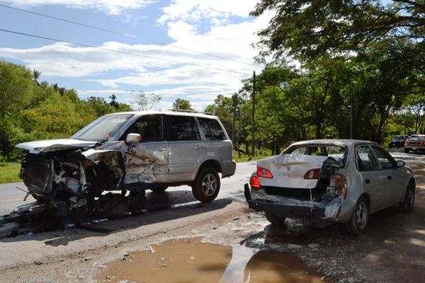 Vehículos que fueron colisionados por tráiler, en Río Hondo, Zacapa. (Foto Prensa Libre: Érick de la Cruz)<br _mce_bogus="1"/>