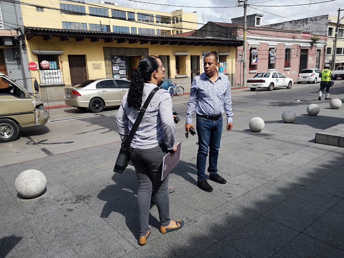 Dos agentes del MP reconstruyen los hechos relacionados con la supuesta agente policial infiltrada en una conferencia de prensa en la CC. (Foto Prensa Libre: Cortesía)