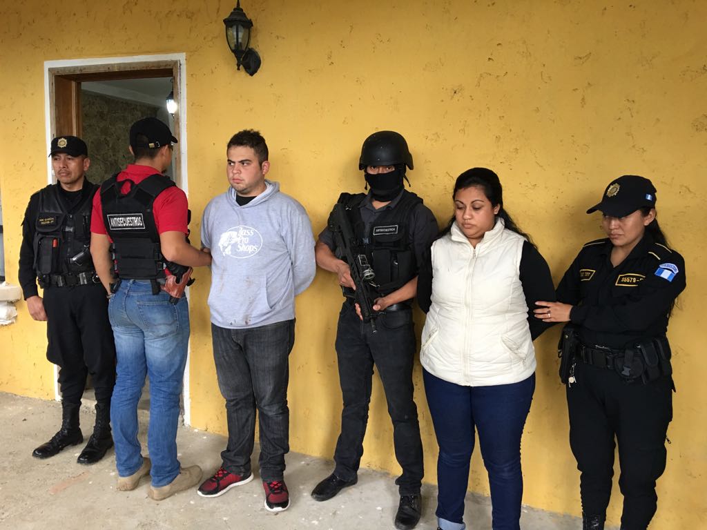 Esvin Aroldo Pineda González y Guadalupe Nineth Álvarez Milián habrían participado en el secuestro de las menores. (Foto Prensa Libre: Cortesía PNC)