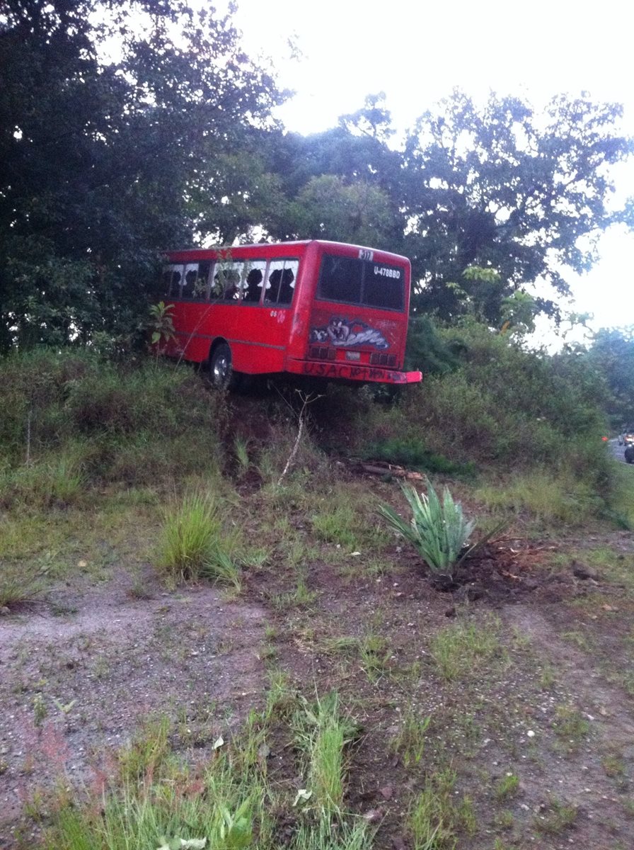 Piloto de la ruta 203 fue atacado cuando salía de predio en el bulevar El Naranjo, Mixco, al tratar de protegerse empotró el automotor en unos matorrales. (Foto: Prensa Libre)