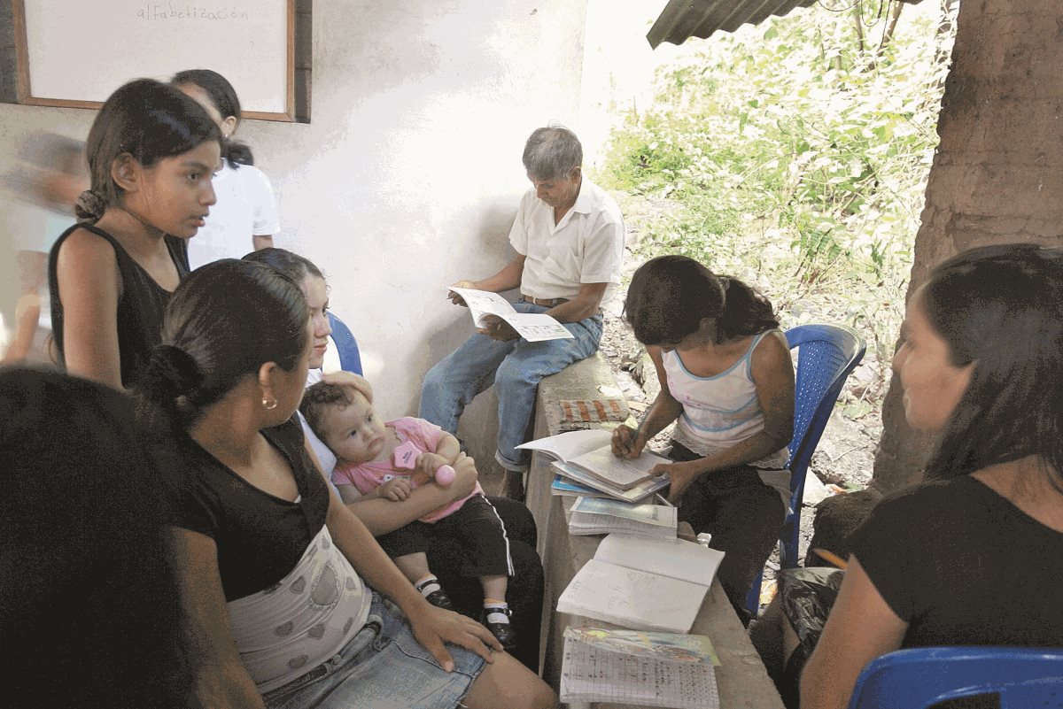 El analfabetismo en Guatemala alcanza el 12.31 por ciento, según datos del 2016, se esperan los resultados del Censo Nacional de Población y Vivienda 2018 para actualizar las cifras. (Foto Prensa Libre: Hemeroteca PL)