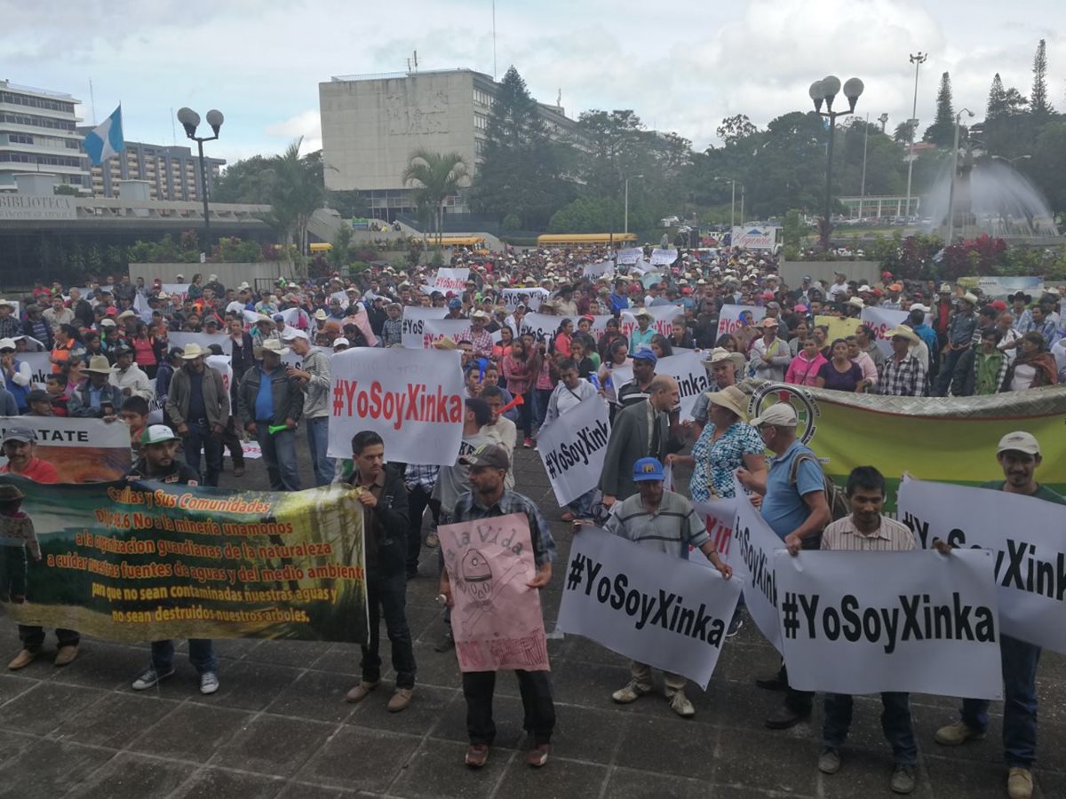 Manifestantes se plantaron frente a la Corte Suprema de Justicia para pedir el cierre definitivo de mineras en Santa Rosa. (Foto Prensa Libre: Estuardo Predes)