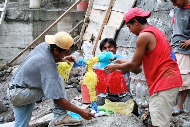 Los albañiles colocan en las obras coloridas cruces este 3 de mayo. (Foto Prensa Libre: Hemeroteca)