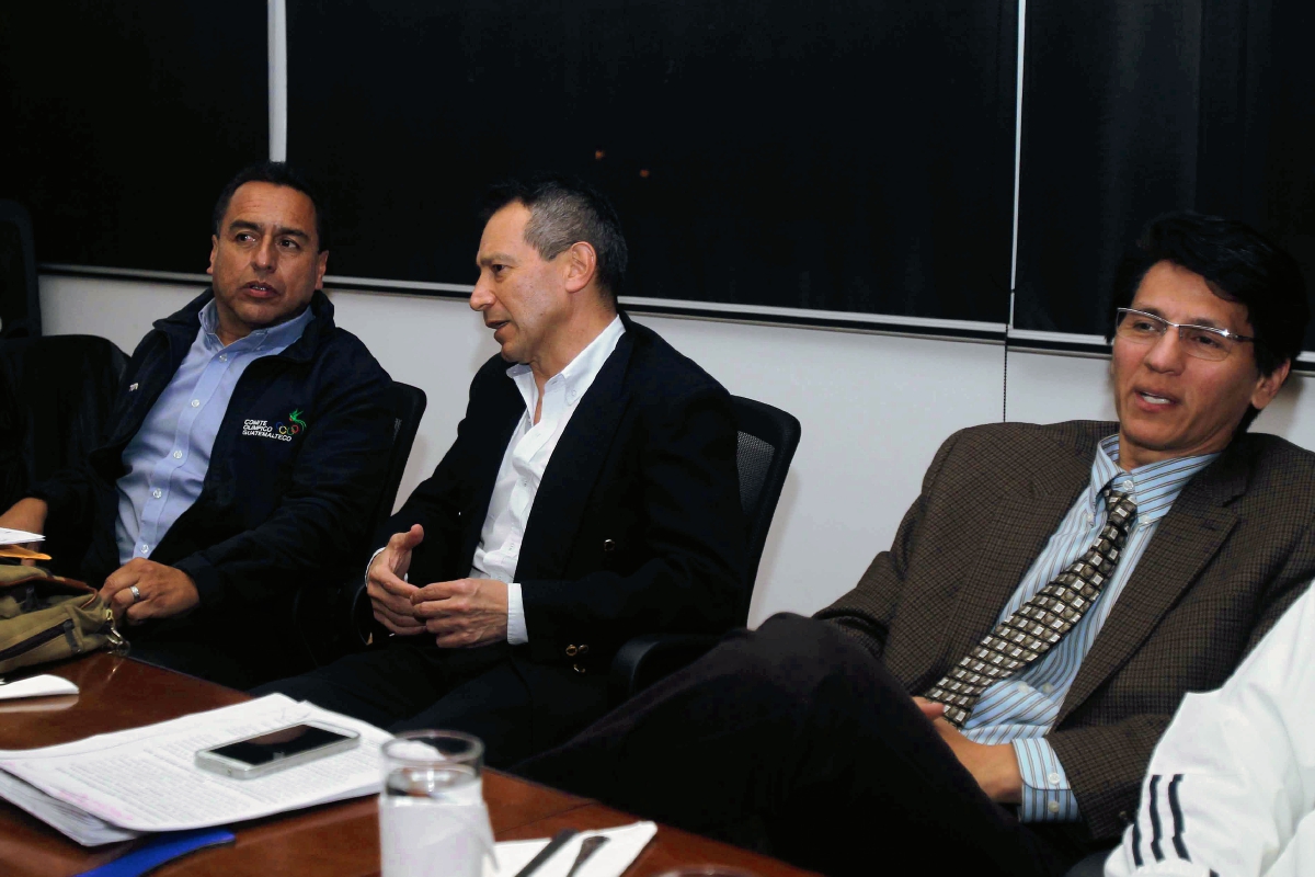 Alfredo Flores  -centro- hablo el miércoles último con la Asamblea. (Foto Prensa Libre: Carlos Vicente)