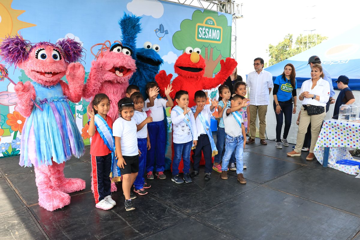 Luis Arreaga, embajador de Estados Unidos en Guatemala, fue invitado de honor de la actividad con sobrevivientes de la tragedia del Volcán de Fuego. (Foto Prensa Libre: Carlos Paredes)