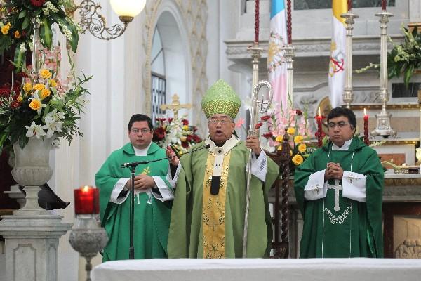 Monseñor pide a   fieles que oren.