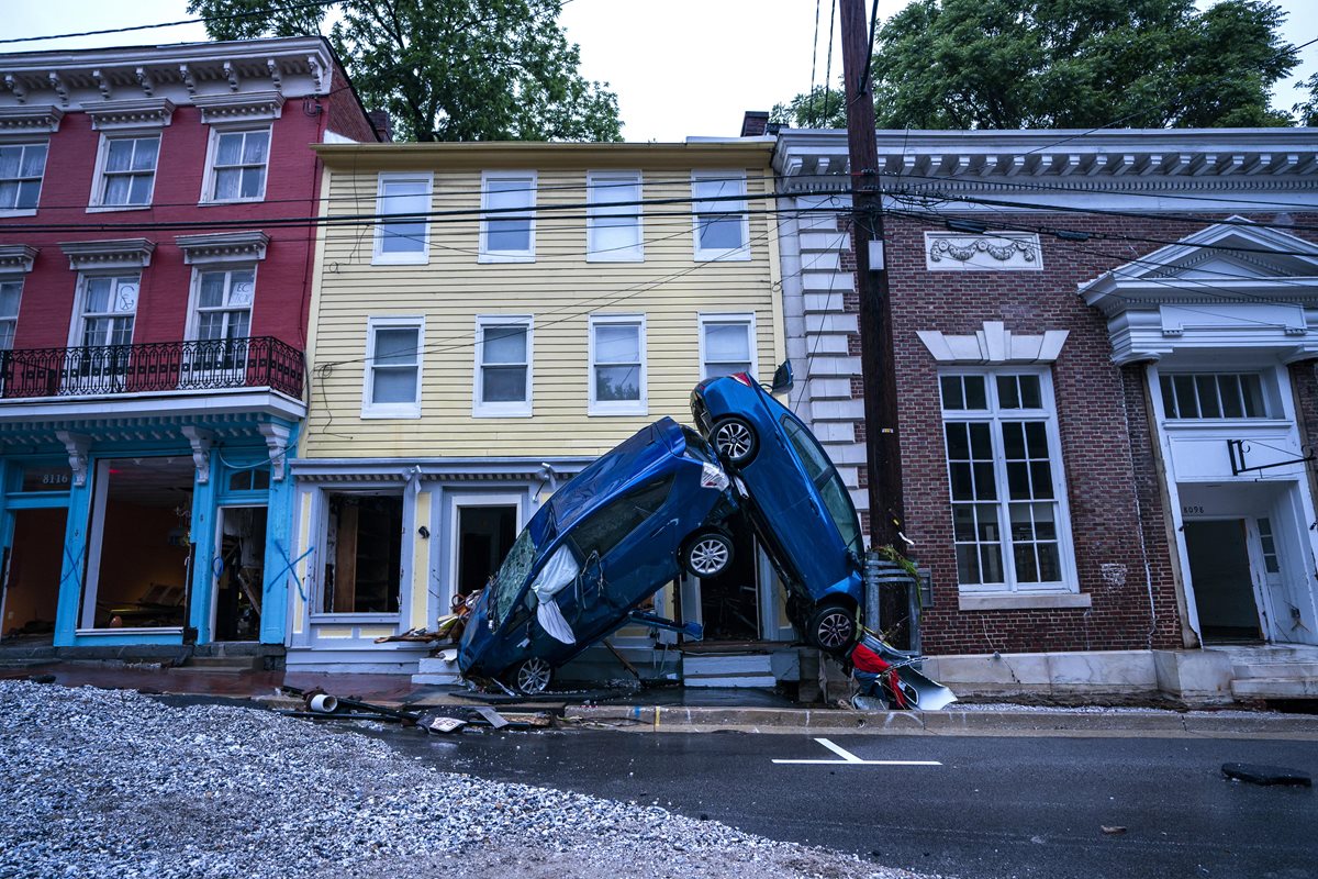 Daños en la calle principal después de una inundación repentina que atravesó la histórica ciudad de Ellicott City, Maryland, EE. UU.(EFE)