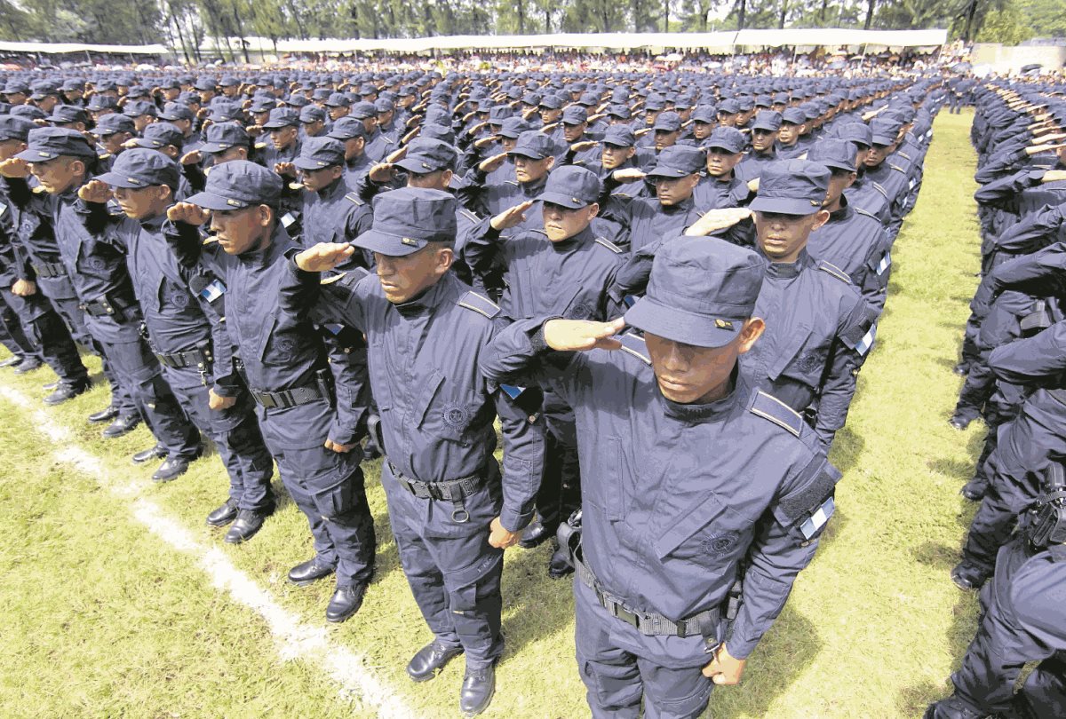 El Ministerio de Gobernación tendrá Q700 millones más en el proyecto de presupuesto 2022 para graduar a más agentes de la PNC. (Foto Prensa Libre: Hemeroteca) 